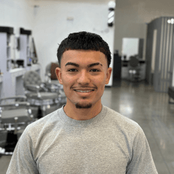 Mando — barbero en Clean Culture Barbershop #2 Pasco